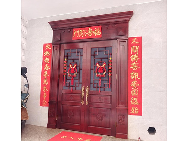 紅心杉帶紗窗大門